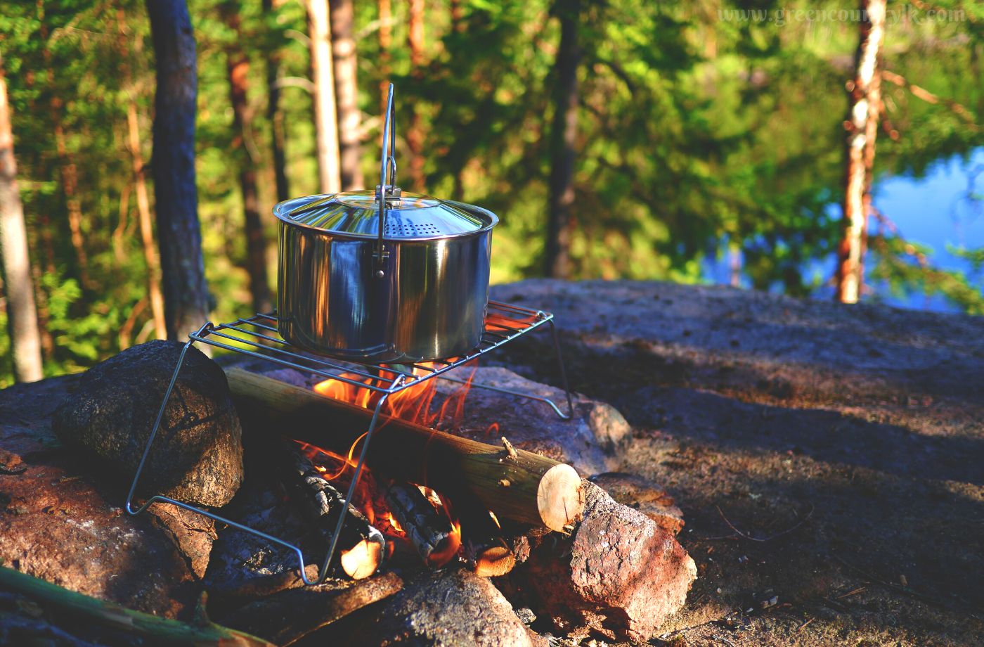 bonfire-boiled-water-kettle-wild-camping-firewood
